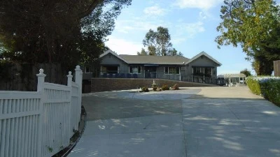 Lakeview Lodge exterior and driveway, from its official website